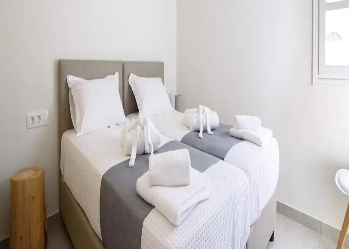 De_naxia Περίσσα